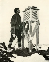 Dr Wilson obserwujący rejestrację pierwszych promieni słonecznych, c1911, 1913