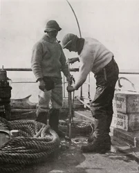 Dr Wilson i dr Atkinson ładowanie pistoletu harpunowego, c19101913, 1913