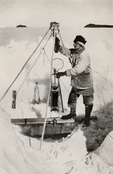 EW Nelson z izolowaną butelką na wodę Nansen-Petersen, c1911, 1913
