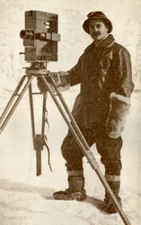 H.G. Ponting i jedna z jego kamer filmowych, styczeń 1912, 1913.