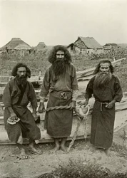Happu Konno, Łowca w centrum i Dwóch rybaków Ajnów, 1910.