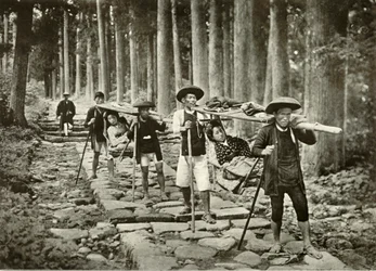 Japońskie damy idące do sanktuariów, Nikko, 1910.