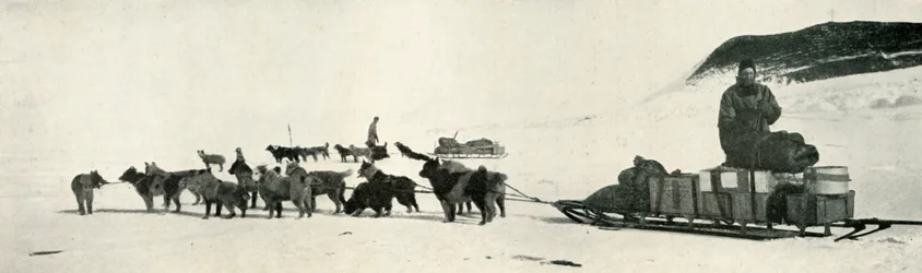 Meares i Demetri ze swoimi psimi zaprzęgami opuszczają Hut Point, c1911, 1913