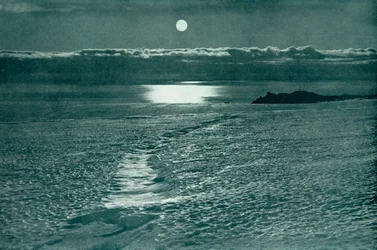 Lodowiec Barne: szczelina z cienkim mostem śnieżnym, c19101913, 1913.