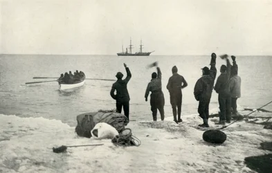 Ostatnia łódź odpływa na statek, c1911, 1913