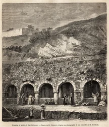 Kobiety przy fontannie i umywalniach w San Gimignano (Toskania, Włochy). Rycina wg rysunku H. Catenacciego, ilustrująca podróż do Toskanii i Umbrii, autorstwa Francisa Weya, w 1875 r., opublikowana w „”Le tour du monde””” 1876, pod redakcją Edouarda Cha
