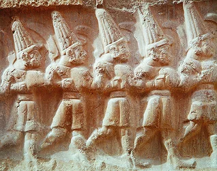 Fragment Procesji Zbrojnych Bogów (kamień)