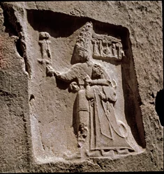 Król Tudhaliya ochrania przez bóstwo (Niska płaskorzeźba. około 1250-1220 pne)