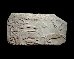 Ulga w polowaniu: hetycki król Maradas w czołgu goni jelenia niczym królowie Asyrii. Okres neohetycki, około 1050 - 900 p.n.e. Z Anatolii. Paryż, Musee du Louvre