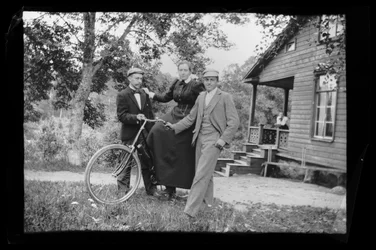 Wolter, Blenda i Einar Simbergowie na podwórzu Żółtej Willi, na ganku willi Elmy Simberg.