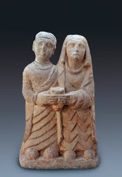 Sztuka starożytna: para przynosząca dar ofiarny. Kamienna rzeźba, III wiek p.n.e. Narodowe Muzeum Archeologiczne w Madrycie.