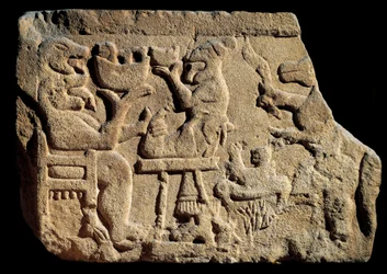 Sztuka iberyjska: płaskorzeźba przedstawiająca mitologiczną scenę uczty, w której bóg podziemia ma dwie głowy z otwartymi ustami przed ołtarzem ofiarnym. Około 500 p.n.e. Z grobowca Pozo Moro w Hiszpanii. Madryt, Museo Arqueológico Nacional