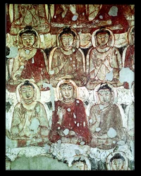 Mnóstwo siedzących buddów, szczegół, z wnętrza Jaskini 2 (patrz także 162633)