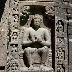 Budda, rzeźbiony posąg w jaskini 19