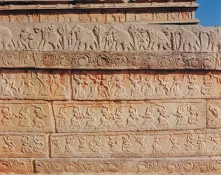 Fragment ściany, przy Mahanavami Dibba (kamień)