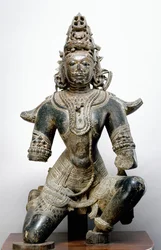 Garuda, z fortu Mandla, Madhya Pradesh, 1200 AD (czarny kamień)