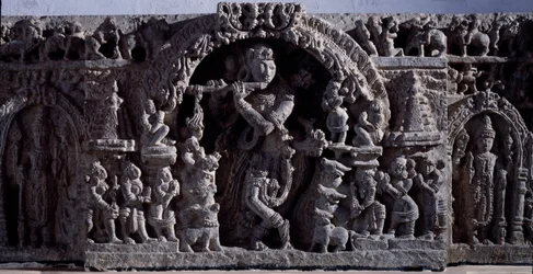 Hinduizm: „”Kryszna lub Wenugopala, mistrz fletowych krów””” Rzeźba z czarnego kamienia, część środkowa (Krishna jako Wenugopala) XII wiek (XII wiek) z Halebidu, Mysore - Kalkuta, muzeum indyjskie