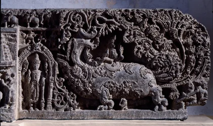 Hinduizm: „” Krishna lub Venugopala, mistrz fletowych krów””” Rzeźba z czarnego kamienia, prawa część (Krishna jako Venugopala) XII wiek (XII wiek) z Halebidu, Mysore - Kalkuta, muzeum indyjskie