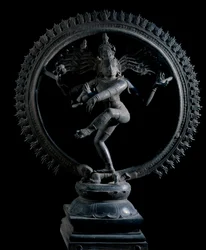 Hinduizm: przedstawienie boga Śiwy Nataradźy, boga tańca (Śiwa Nataradźa, pan tańca). Rzeźba z brązu, XII wiek. Kolkata, Muzeum Indyjskie