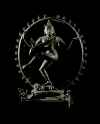 Hinduizm: przedstawienie boga Shiva Nataraja, boga tańca (Shiva Nataraja, władcy tańca) Rzeźba z brązu XII w. (XII w.) Kalkuta, muzeum indyjskie
