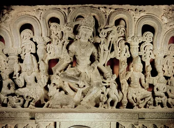 Nadproże z wizerunkiem hinduistycznej trójcy, z Waranal, Andhra Pradesh, dynastia Kakatiya