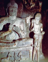 Siedzący Budda wykonujący pierwszy gest nauczania, z sali Caitya w jaskini 10