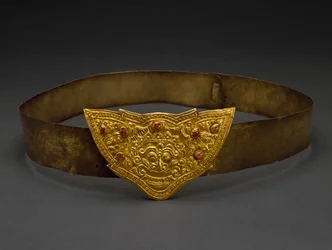 Klamra do paska, Królestwo Klungkung, Bali, koniec XIX w. (złota i rubiny kaboszonowe)