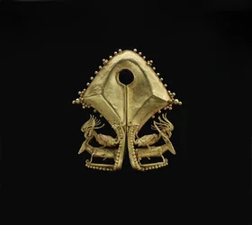 Mamuli, wisiorek z jeleniem jadącym kakadu, ludy wyspy Sumba, ok. XIX w. (odlewane i kute złoto)