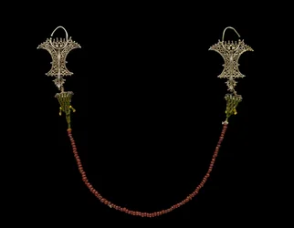 Para kolczyków z łańcuszkiem (Kemene ni lean), ludy Moluków (złoto i koraliki)