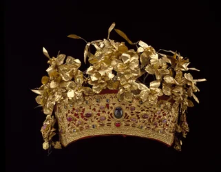 Korona Królowej, Buleleng Regency, ok. 1890 (złoto repusowane, rubiny, szafiry, diamenty i złoto płatkowe)