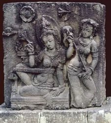 Siedząca królowa (andezyt)