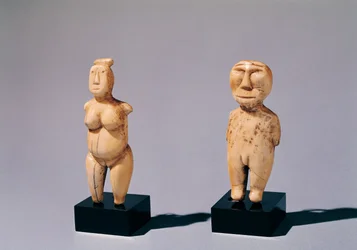 Dwie statuetki mężczyzny i kobiety z Cieśniny Beringa