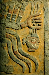 Figura dekapitatora przywołująca przerażający gniew w El Brujo, odległym kompleksie ruin piramid Moche - kultury, która rządziła północnym wybrzeżem Peru od około A....