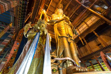 Posąg Migjida Janraisiga w klasztorze Gandantegchinlen, klasztorze w stylu tybetańskim..., 2013 (zdjęcie ilustracyjne)