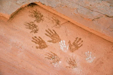 Odcisk dłoni Anasazi, starożytna sztuka naskalna znaleziona w Grand Gulch, Utah.