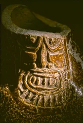 Artefakty z Hucha. El Brujo to odległy kompleks ruin piramid Moche - kultury, która rządziła północnym wybrzeżem Peru od około 100 do 800 roku naszej ery. Kopiąc w dolinie Moche w 1899 r., niemiecki archeolog Max Uhle jako pierwszy zdał sobie sprawę, że