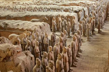 W Muzeum Wojowników z Terakoty, sceny różnych wojowników w obszarze Pit 1, 2009 r. (zdjęcie)