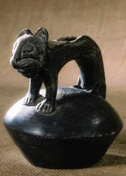Ceramiczny kotowaty w stylu Chimu, znaleziony w Purachuco w Peru. Szacowany wiek wynosi 500 - 600 lat.