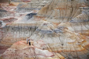 Kolorowe skały w pobliżu Wu Cai Wan na pustyni Gobi, Xinjiang, zachodnie Chiny, 2007 (zdjęcie)