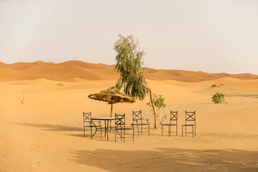 Sceny pustynne w pobliżu hotelu w Erg Chebbi, Merzouga, Maroko, 2014 (zdjęcie)
