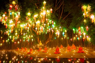 Początkujący mnisi w Wat Phan Thao podczas festiwalu Loy Krathong (Yee Peng) w Chiangmai, Tajlandia, 2019 r. (zdjęcie ilustracyjne)