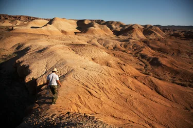 Sceny wokół Wu Cai Wan na pustyni Gobi, Xinjiang, zachodnie Chiny, 2007 (zdjęcie)