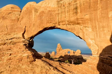 Światło wschodu słońca na Window Arch w Parku Narodowym Arches, położonym tuż za Moab w stanie Utah, 2012