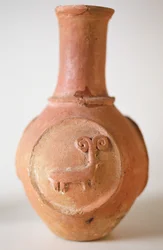 Garnek z płaskorzeźbą barana, z Siyah-kuh, Iran, AD 700 (glina)