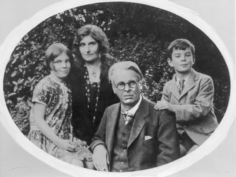 William Butler Yeats (1865-1939) z żoną Georgie Hyde Lee i dziećmi Anne i Michaelem