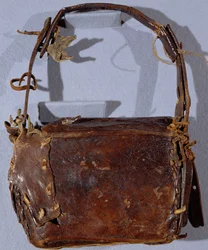 MS CCC 282 The Corpus Christi Book Satchel or Budget, oglądany z tyłu, irlandzki, c.1120-30 (skóra)