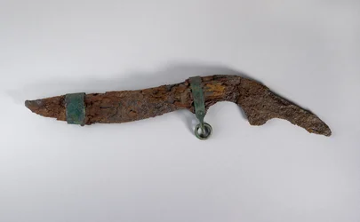 Duży nóż z pozostałościami pochewki, prawdopodobnie z Sopron, Węgry, epoka żelaza (żelazo i drewno)