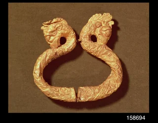 Bransoletka z dwiema głowami potworów, XIV-XV w. (drewno)