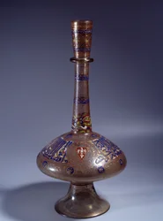 Sztuka Islamu: butelka ma długą szklaną szyjkę wicekróla Tuquztemura. ok. 1345 z Egiptu lub Syrii. Ciemny. 50 cm. Paryż, Luwr