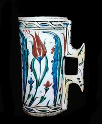 Sztuka Islamu: ceramiczny dzbanek wyprodukowany w Anatolii (Turcja). XVII wiek. Kair, Muzeum Sztuki Islamu